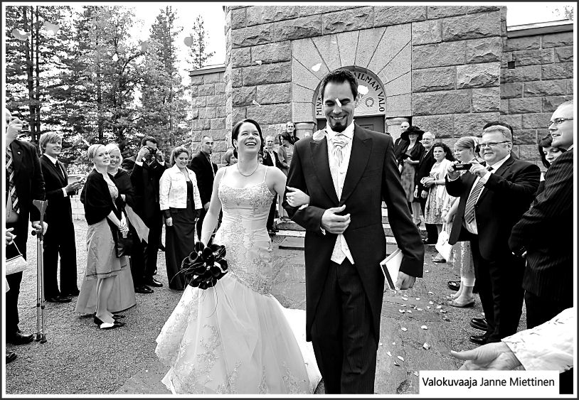 Hääpari poistuu kirkosta