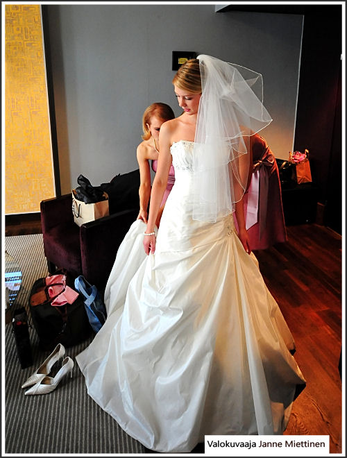 Hääpukuun pukeutuminen, Hotelli Klaus K