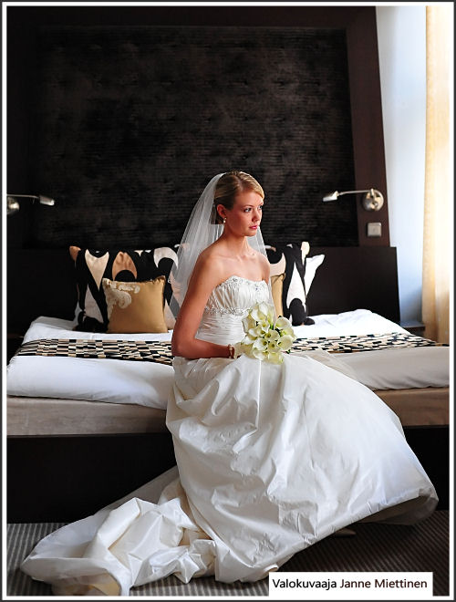 Morsian odottaa kirkkoon lähtemistä Hotelli Klaus K:n huoneessa