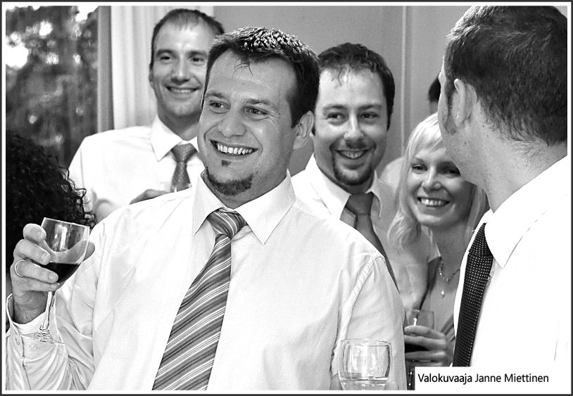 Iloinen hääseurue skoolaa