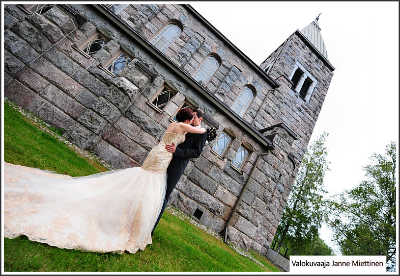 Suudelma kirkon edustalla