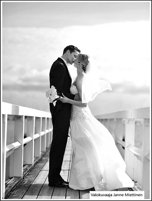 Suomen parhaat hääkuvat -palkinnon voittanut hääkuva, hääpari suutelee laiturilla