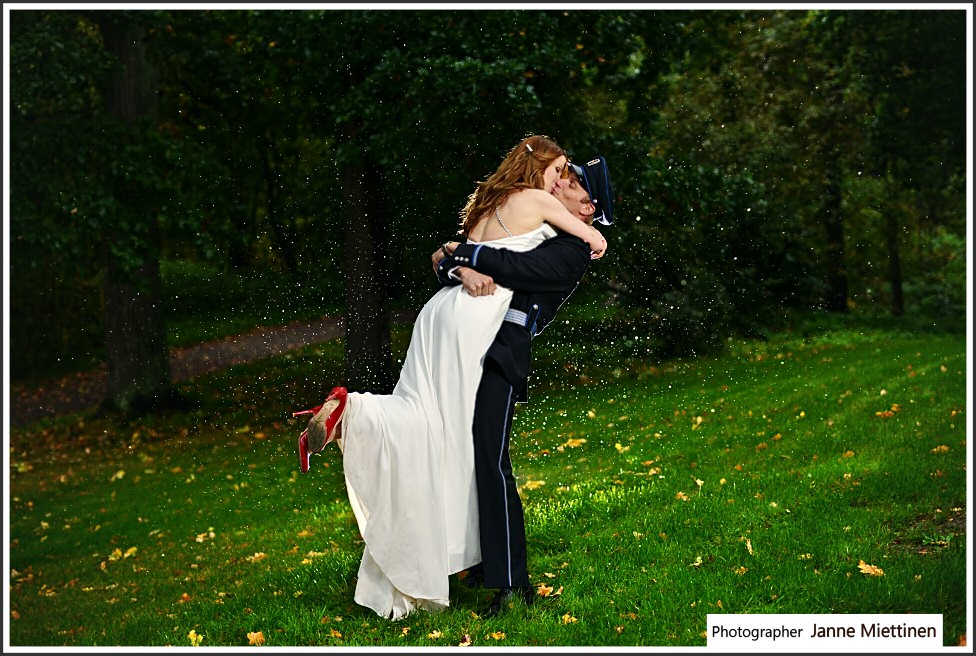 Hääkuva sateella Hääkuva sateella