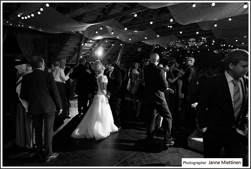 suudelma häissä tanssin loputtua
