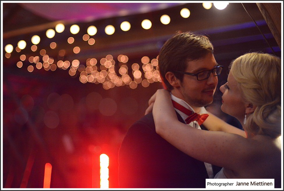 hääpari latohäissä valojen alla