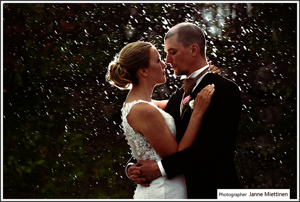 hääkuva sateella
