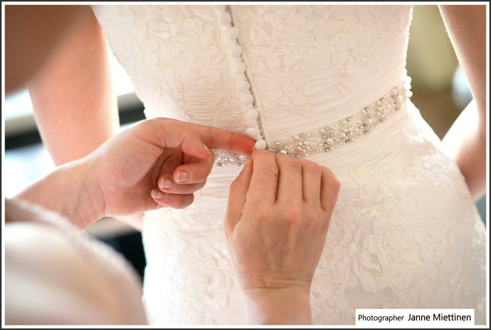 Hääpuvun kiinnittäminen