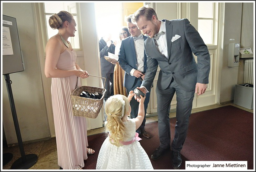 Häävieraat saapuvat kirkkoon