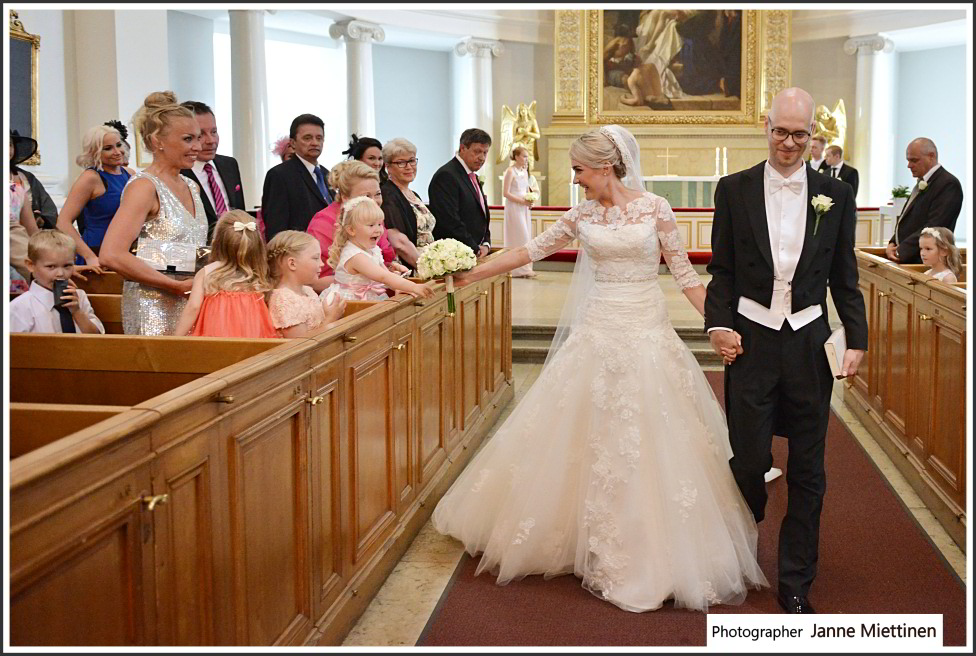 Hääpari kirkon käytävällä