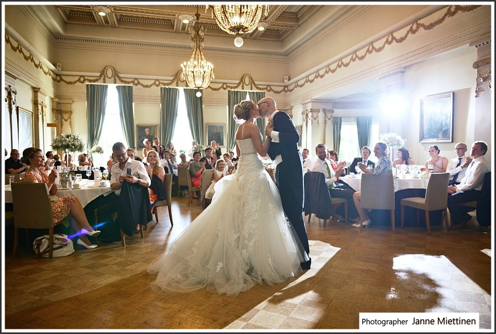 Suudelma häätanssin jälkeen