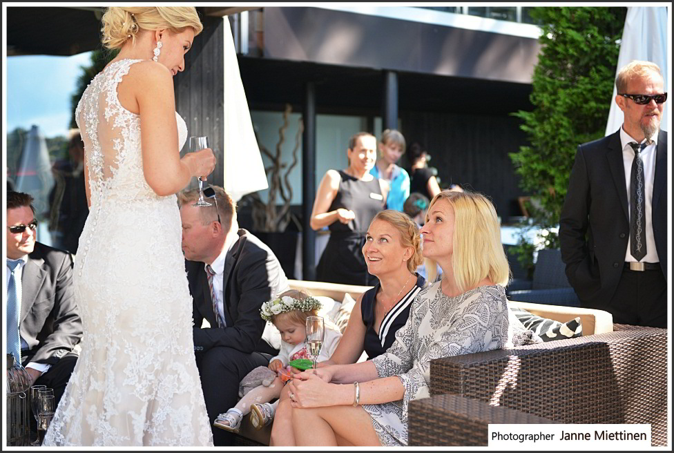 dsc_6347 Morsian keskustelee vieraiden kanssa